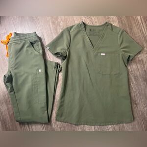 FIGS (Women’s) Matching Scrub Set